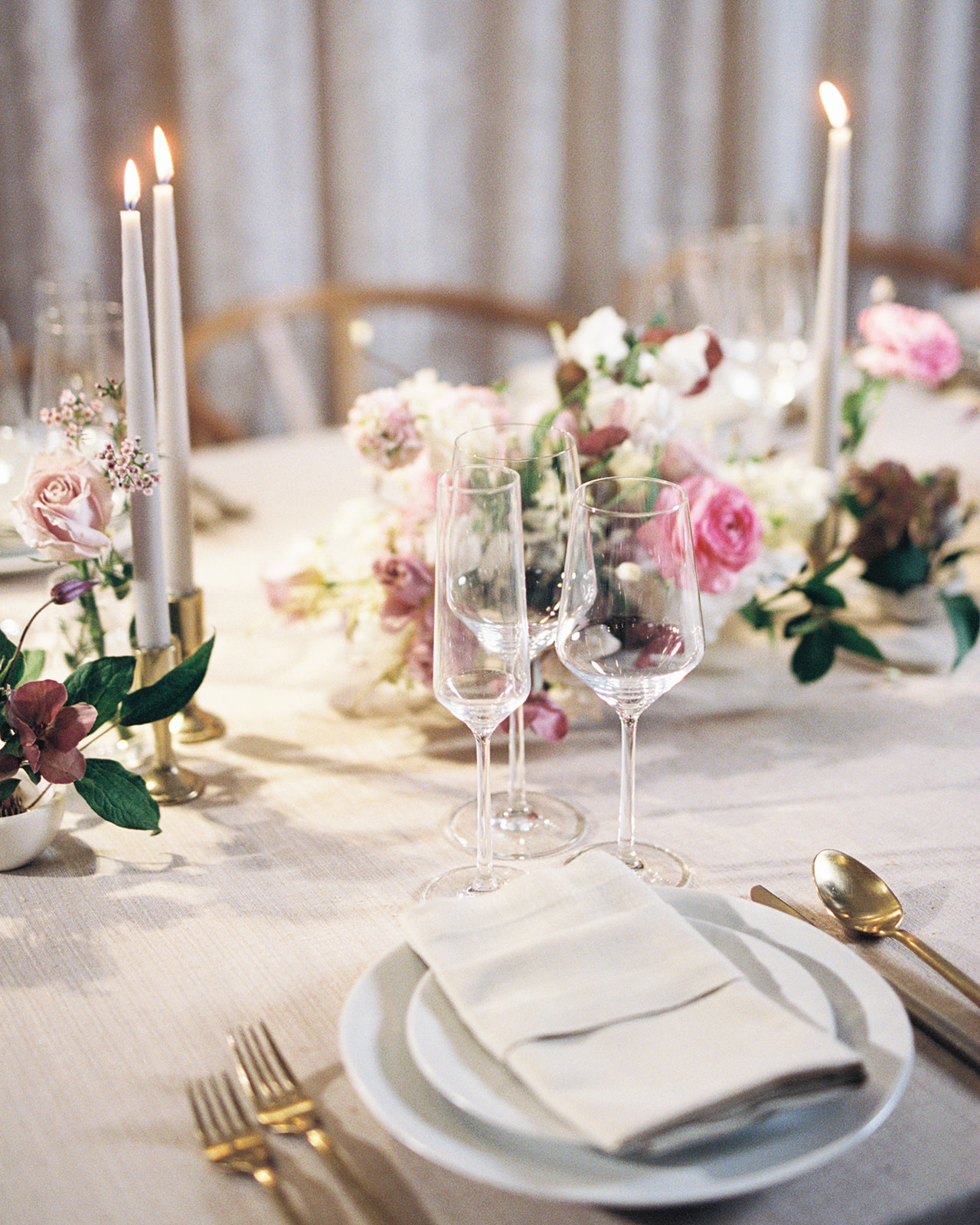 A beautiful place setting at a table designed by the Flower Bar Co. in Amelia Island, Florida.