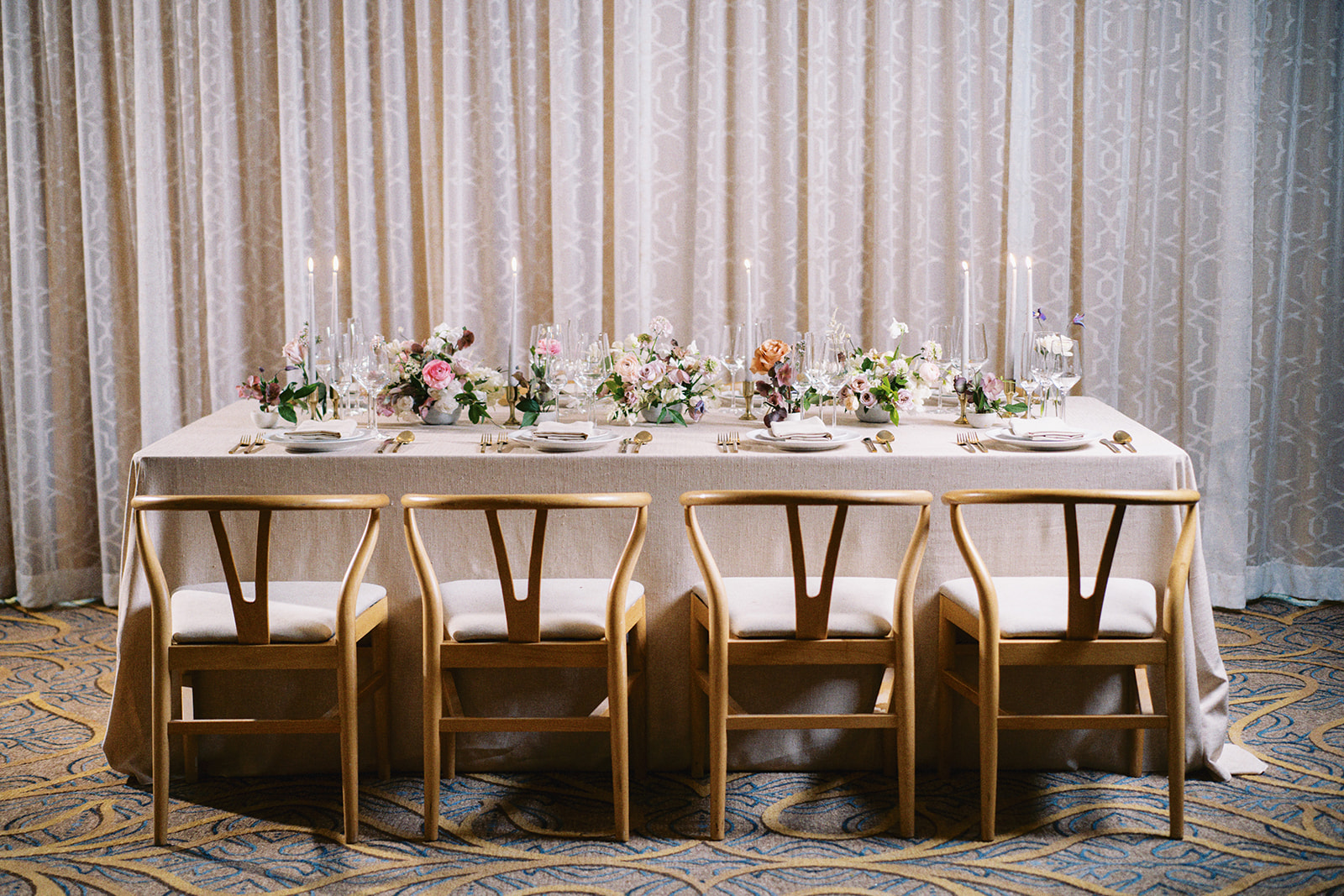 A stunning tablescape designed by Flower Bar Co. in Amelia Island at the Omni Resort.