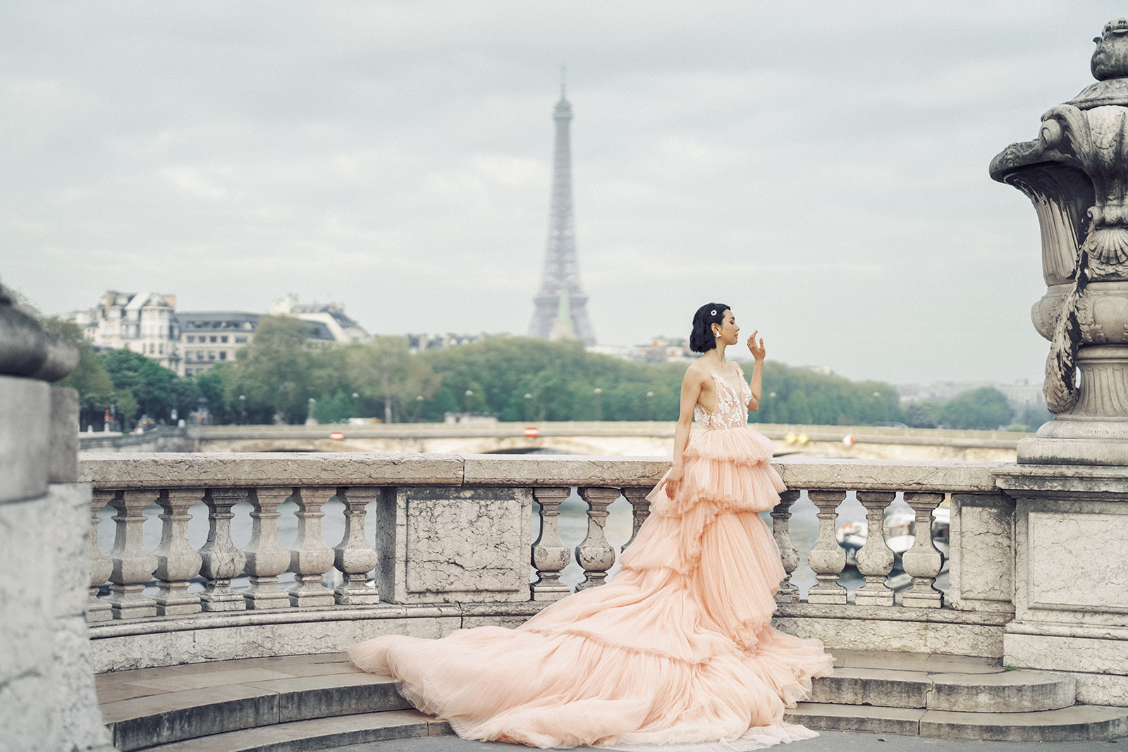 Eiffel tower bridal photoshoot in Paris