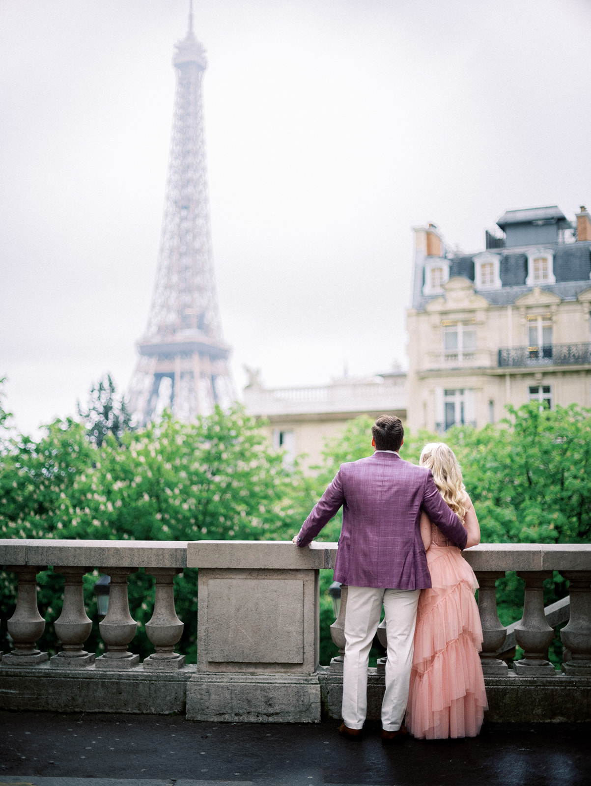 Couple with backs to the Eiffel Tower.