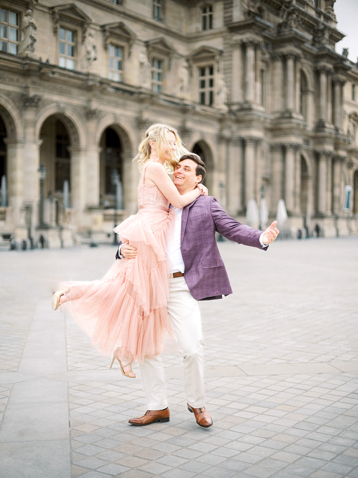 Man picks up woman at Louvre in Paris.