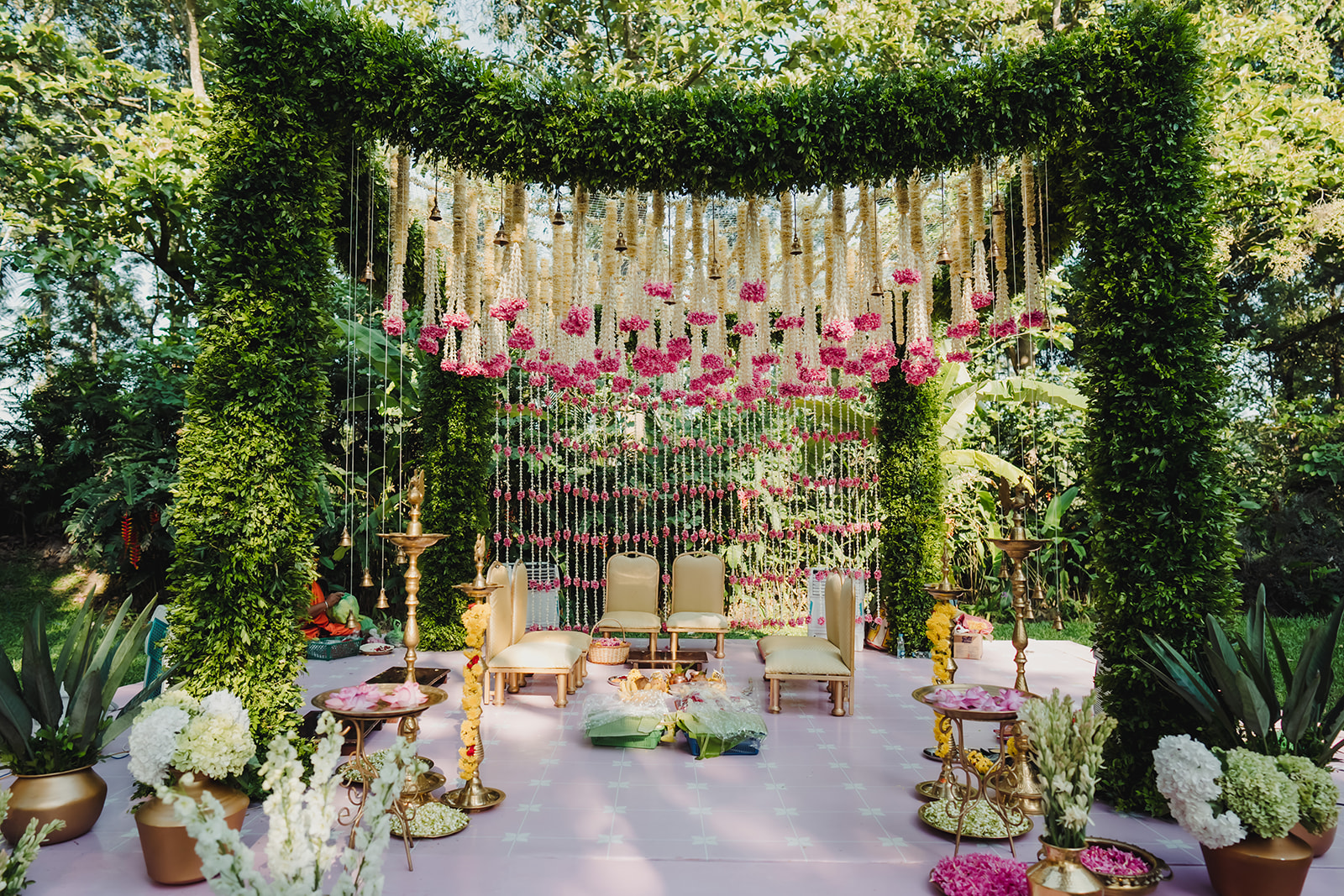 Exquisite mandap decor: A picture-perfect setting with breathtaking design elements.