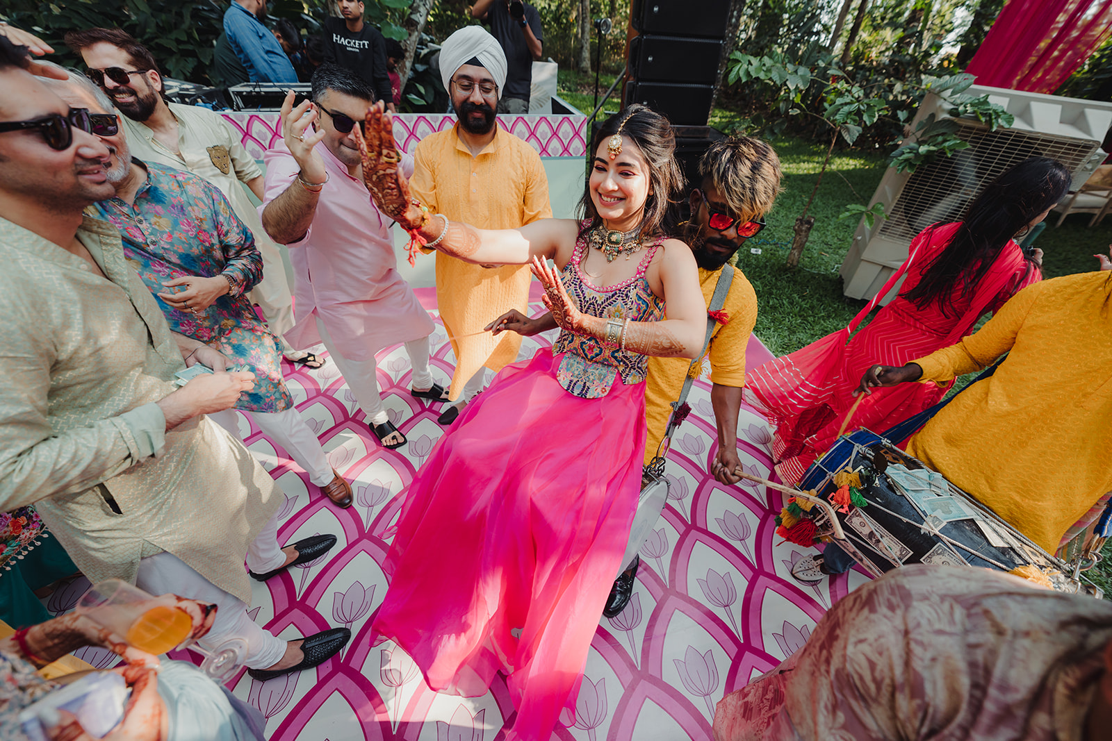 Energetic bride: Dancing with enthusiasm, the bride contributes to the festive atmosphere with the dhol.