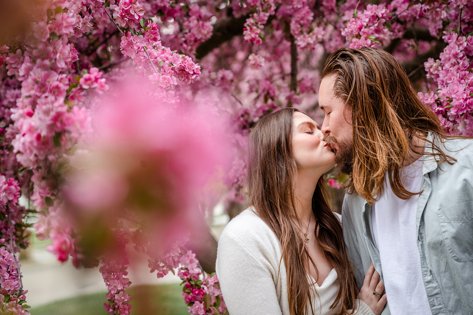 Couple kissing with big flower in photo