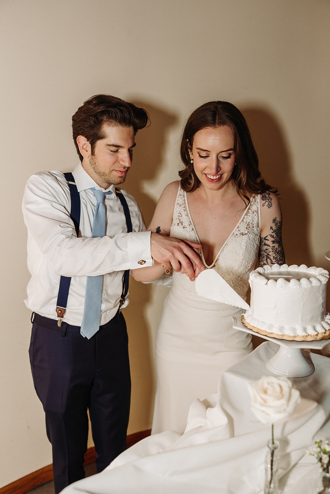 Man and woman cutting the wedding cake 