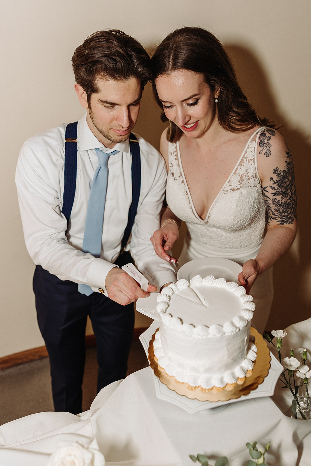 Man and woman cutting the wedding cake 