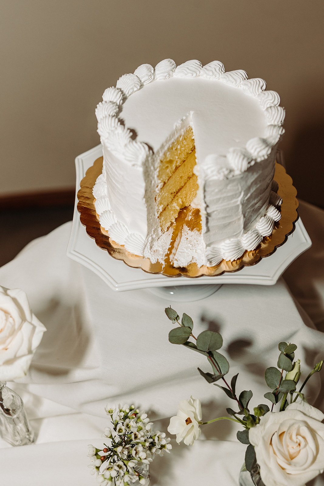 simple white Wedding cake