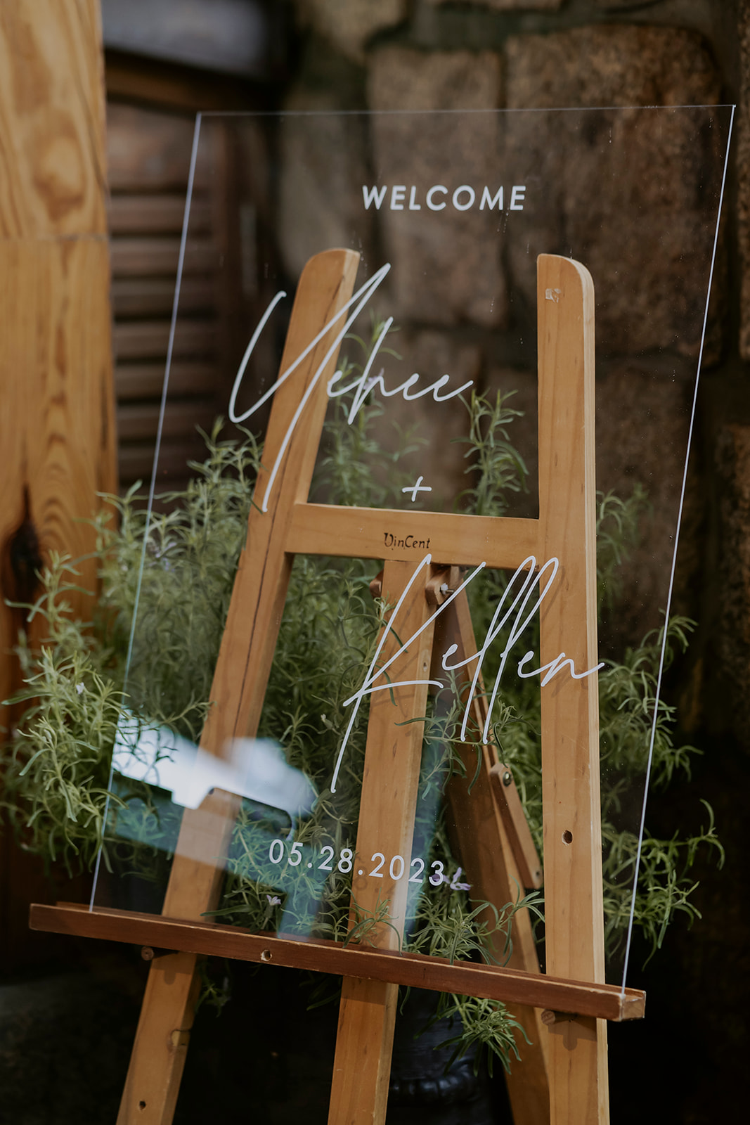 A welcome sign on an easel next to a potted plant in Seoul, Korea.