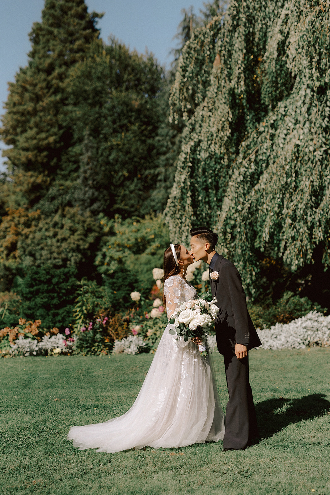 Vancouver wedding photographer captures photos of couple wedding day at Cecil Green Park House UBC
