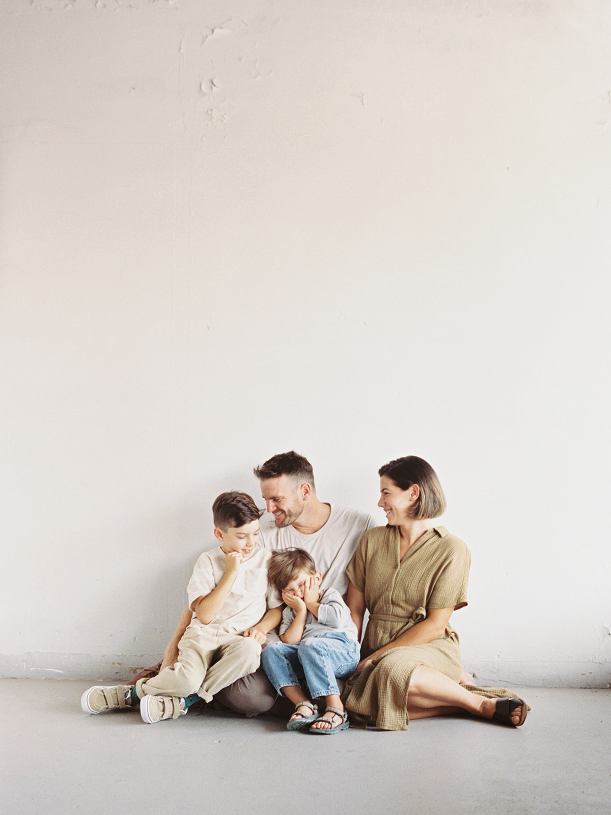 A family relaxes in the photography studio and Kelsey Dawn Photography captures honest moments