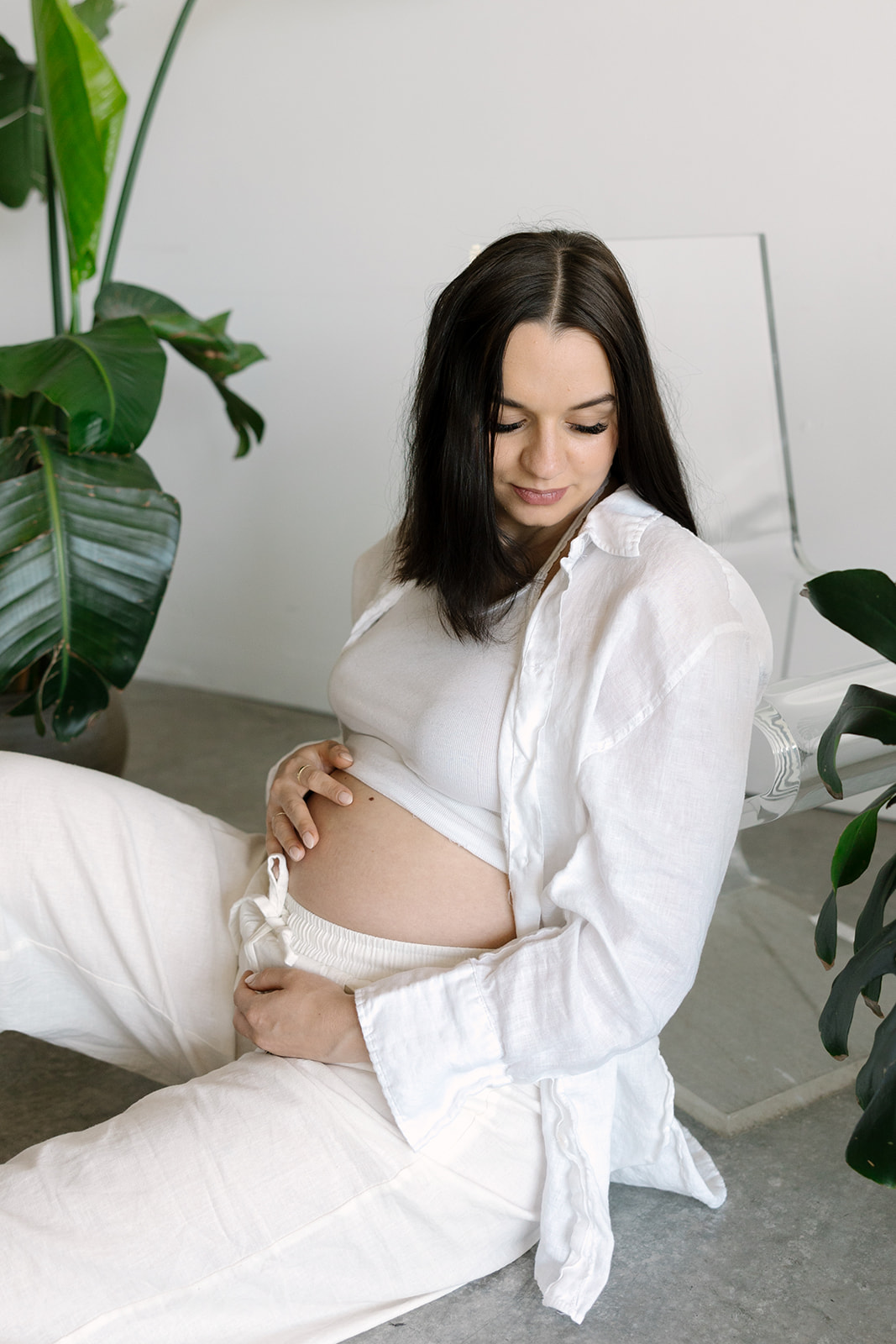 All White Maternity Casual Studio Outfit