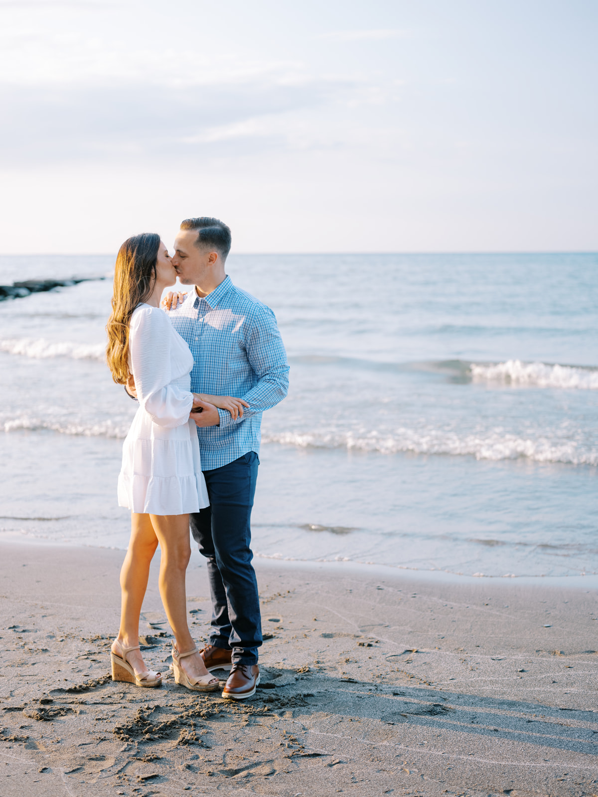 A couple who got engaged kissing in front of the ocean in Charleston