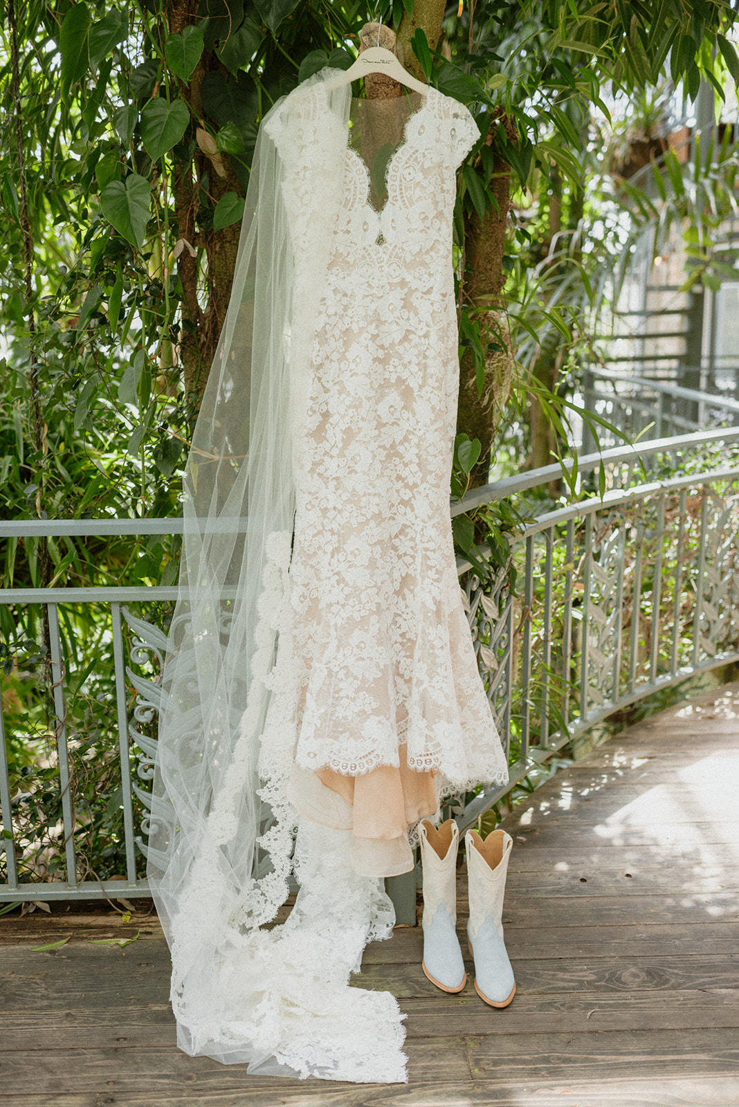 Lace wedding dress and Texas bride details