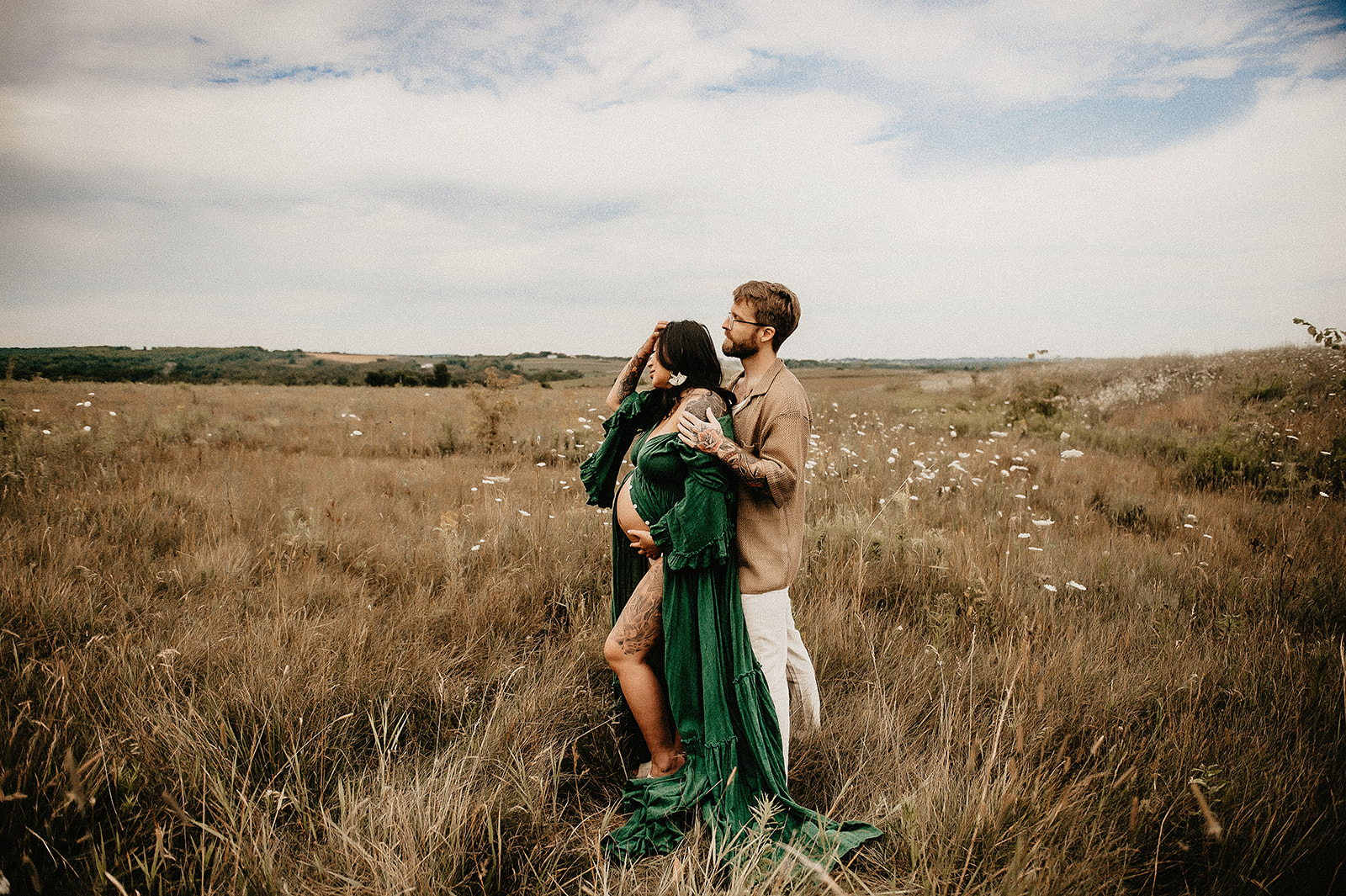 boho maternity session in a field in bowmanville