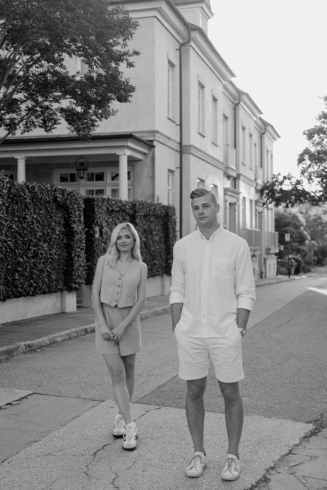 engagement pictures in rainbow row, charleston sc