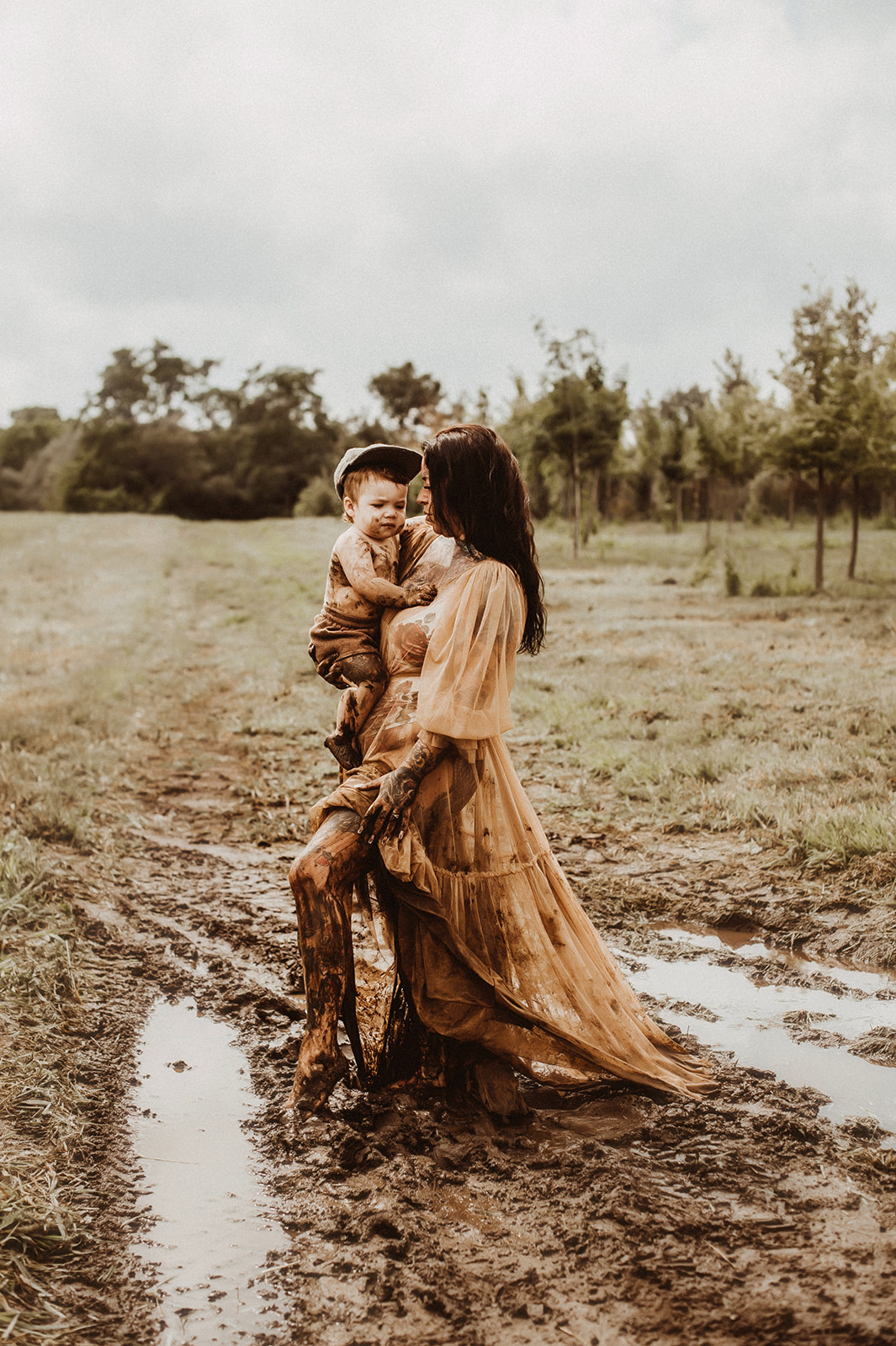Intimate photo session in the mud in the Durham Region
