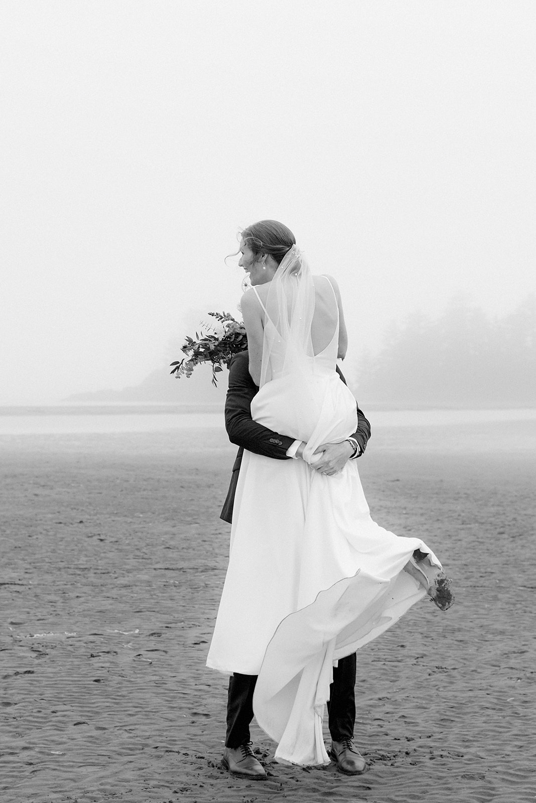 Vancouver wedding photographer captures photos of couple's wedding in Tofino, BC