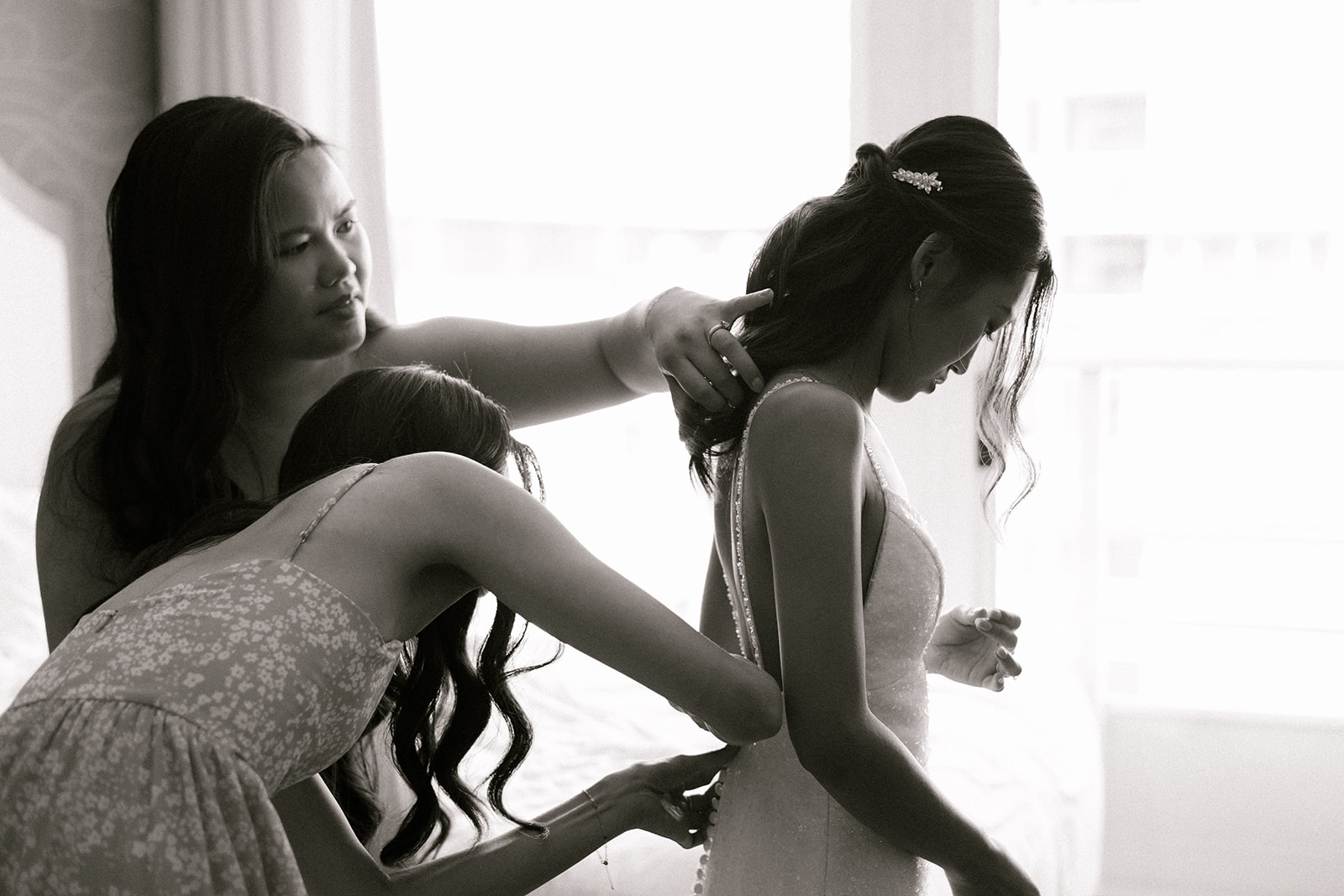getting ready at the pinacle pier hotel, danika camba photography, vancouver and kelowna wedding photographer