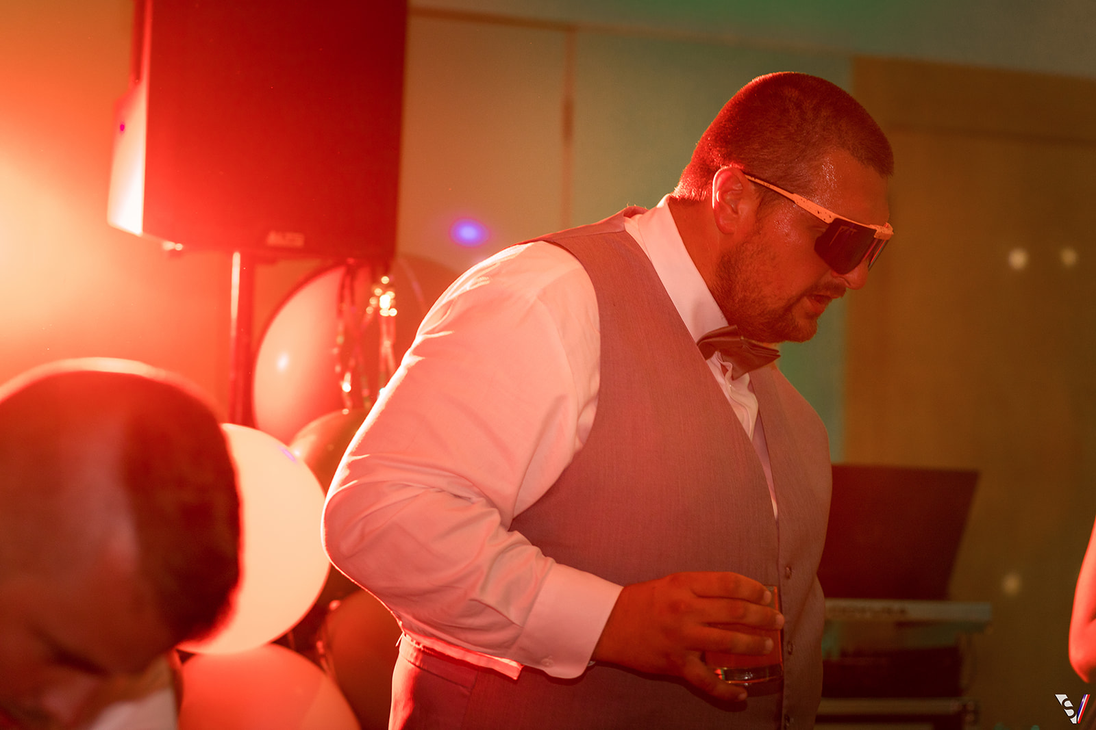 Transform your wedding into a colorful spectacle with sunglasses that dance with light.