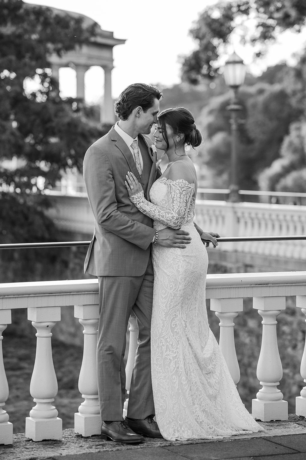 Balck and white modern wedding photography in Philly