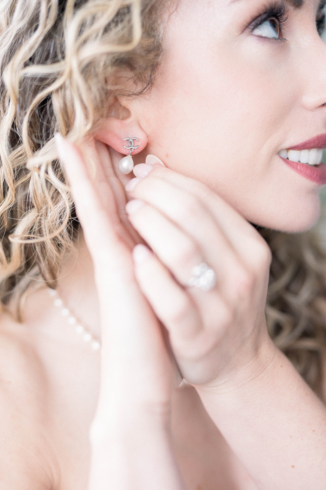bride puts on her earrings