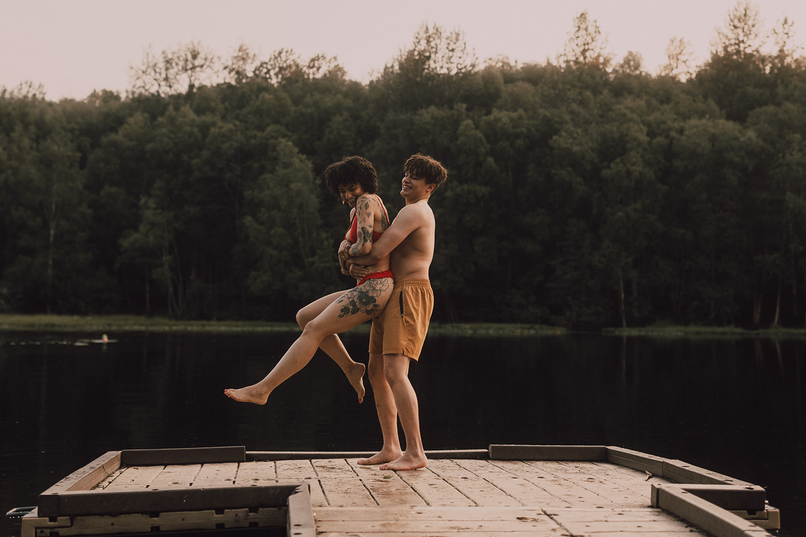 lake couples session in Anchorage, Alaska