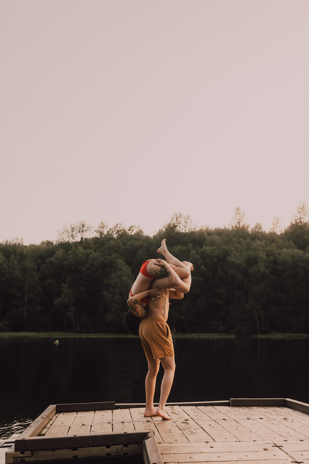 lake couples session in Anchorage, Alaska