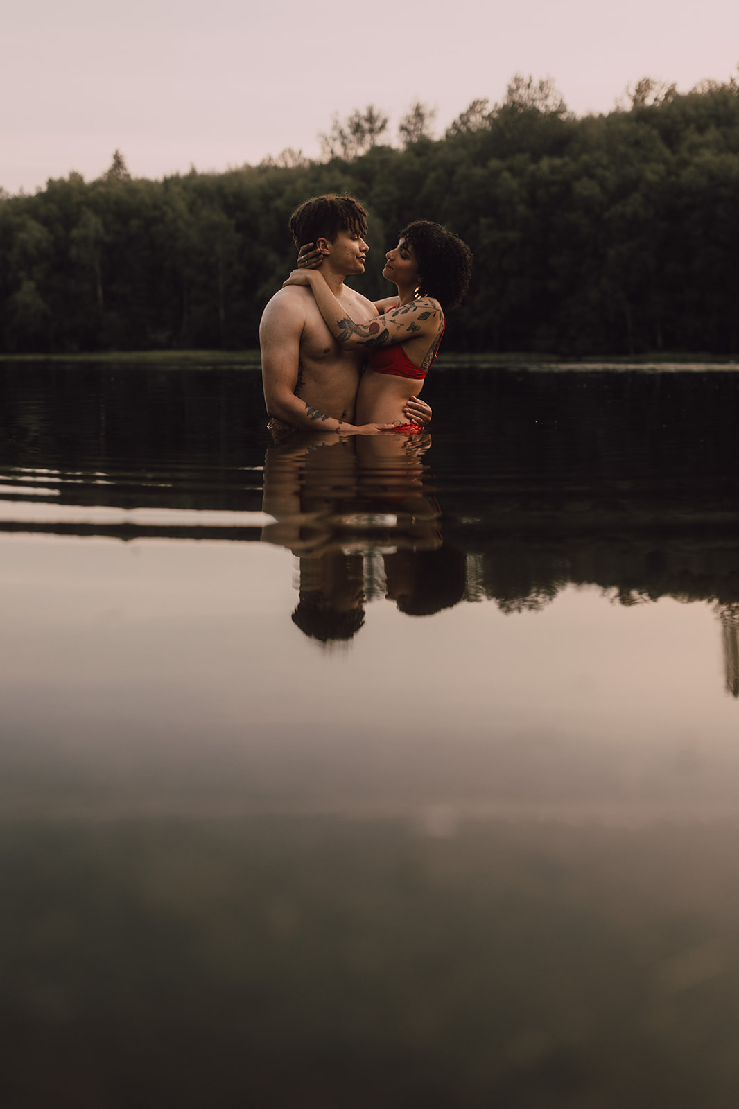romantic fun summer couples lake session in Alaska 