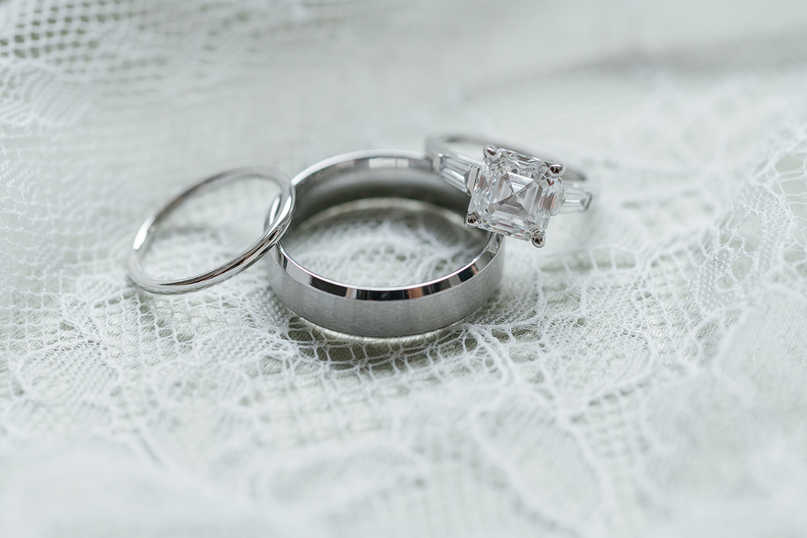 close up photo of wedding rings