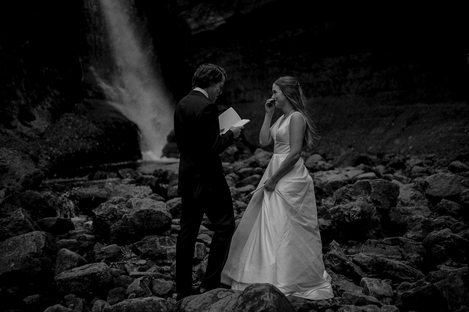 moody intimate pictured rocks national lakeshore elopement