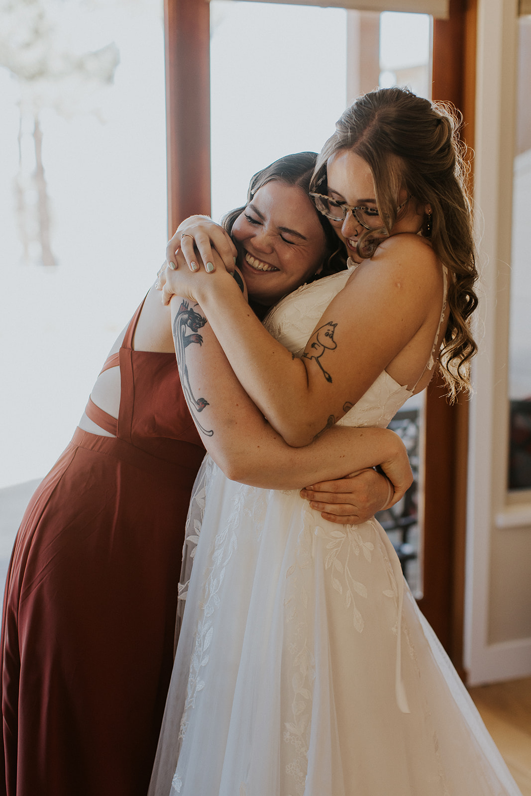 bride and maid of honour hugging