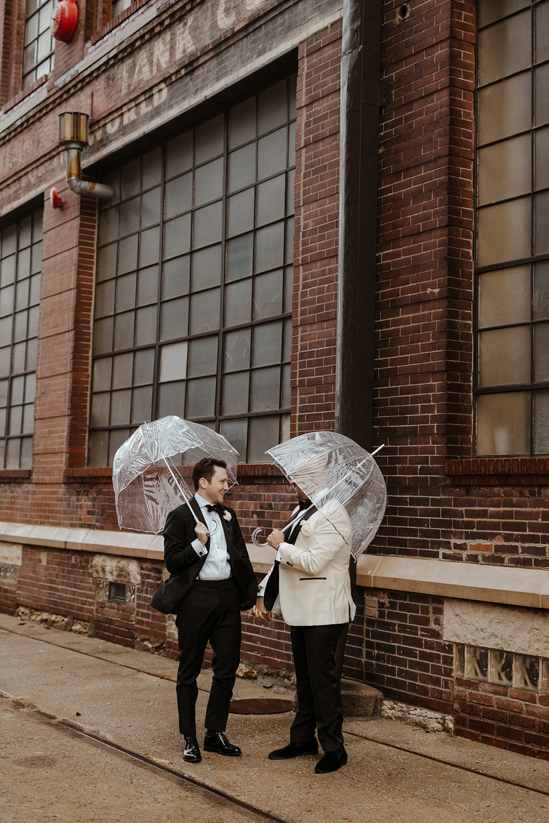 couples photos with an umbrella in the rain 
