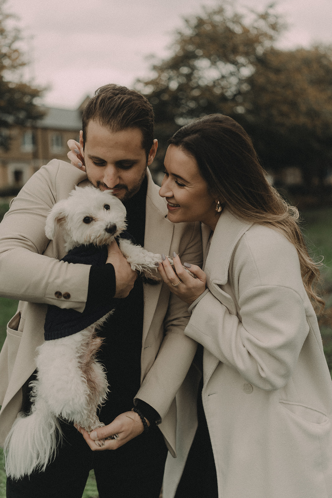 london couple with the white dog in canary wharf 