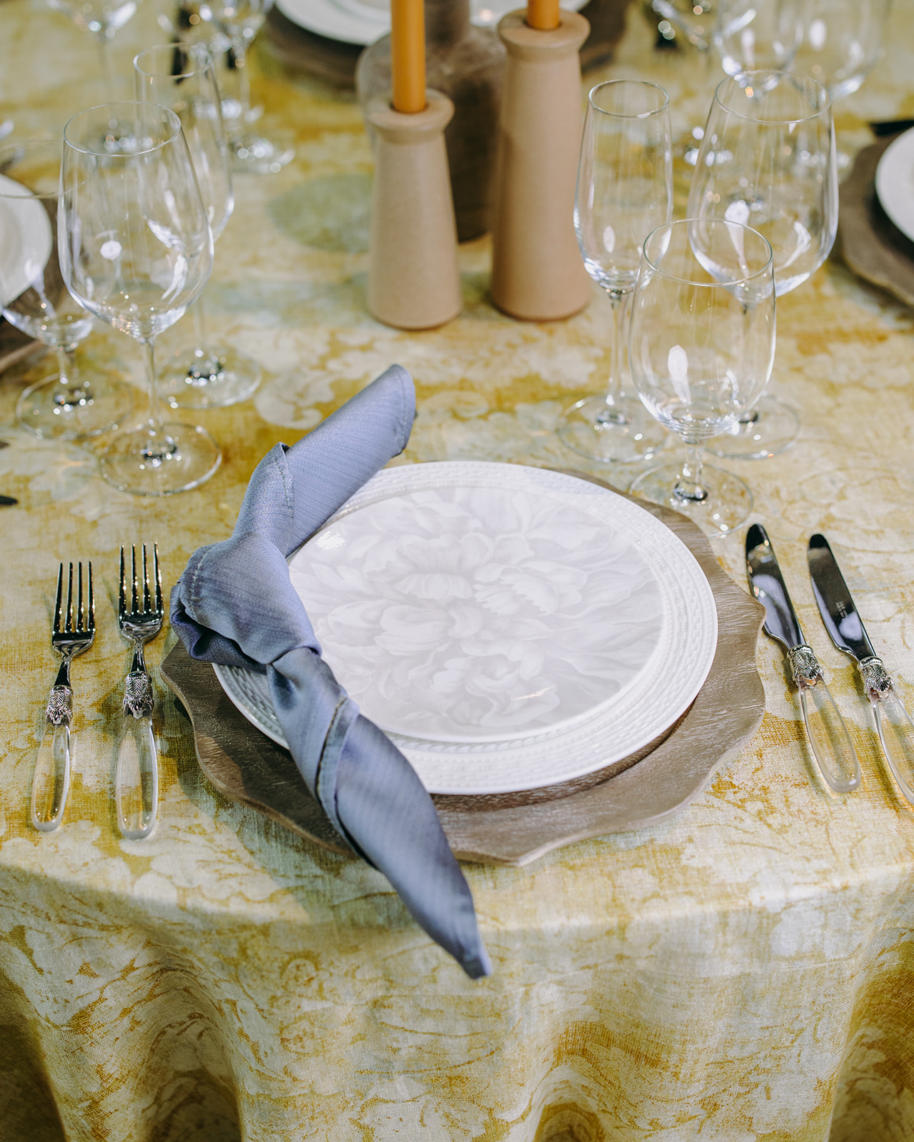 spring wedding with yellow table cloth