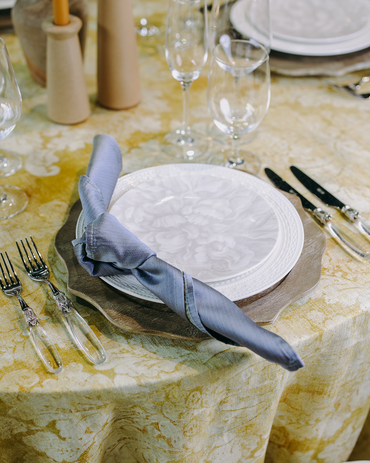 yellow tablecloth blue napkin