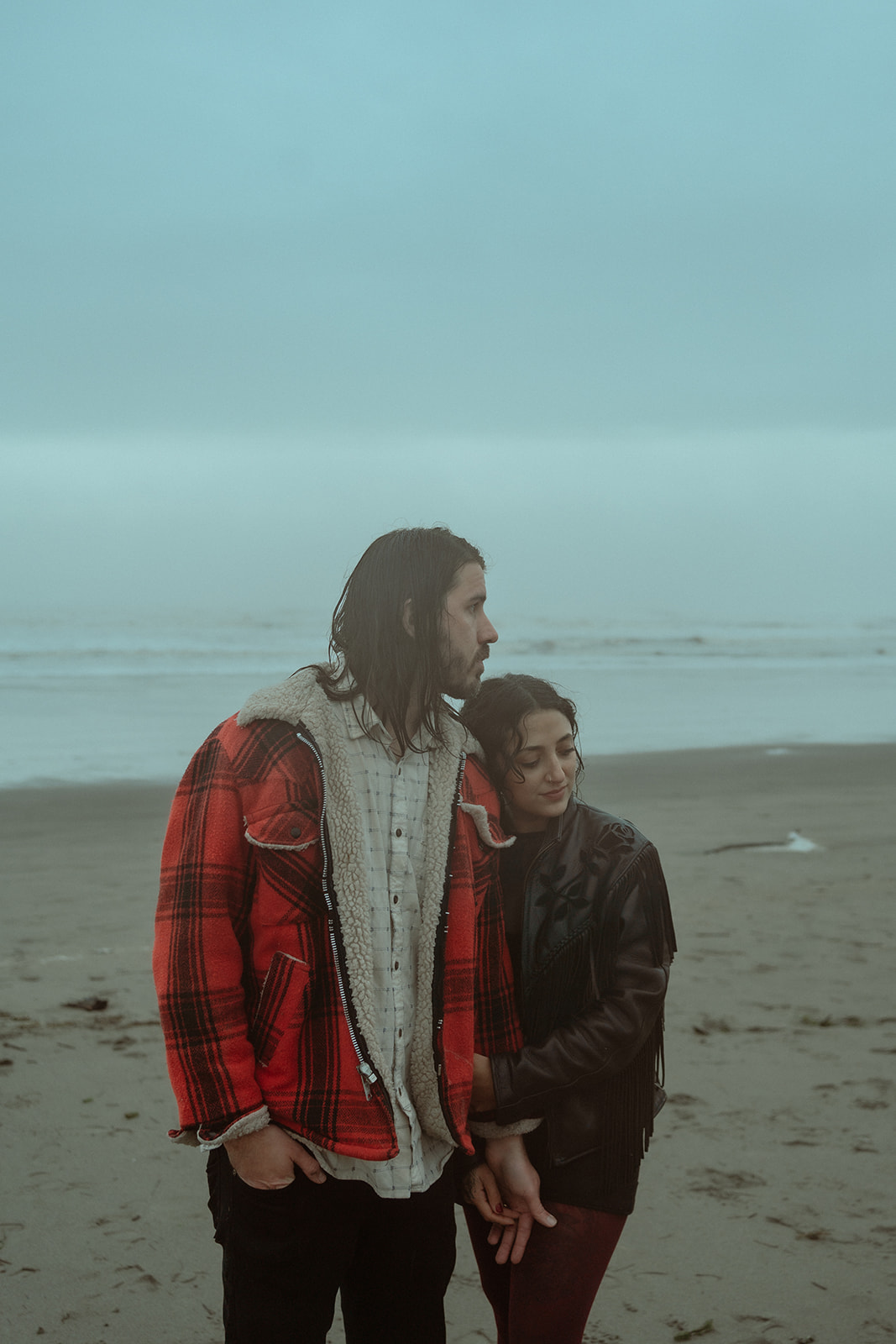 Alt couple on Oregon coast for winter beach engagement session 