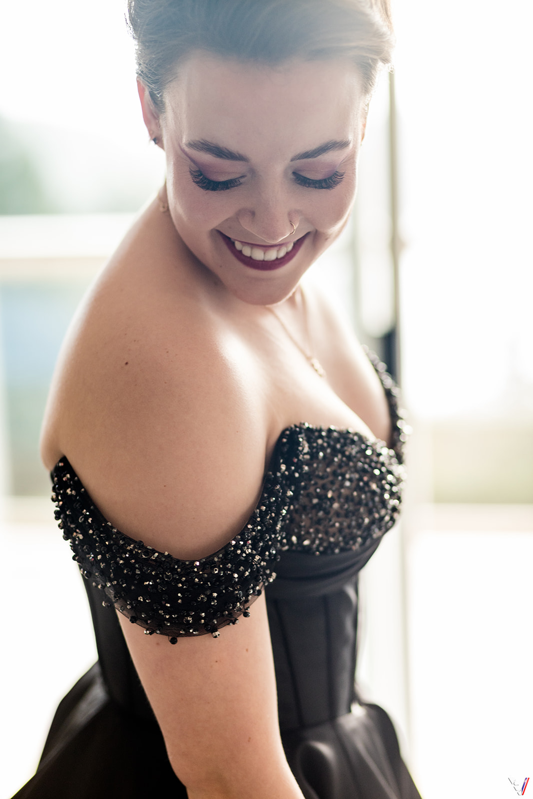 The fabulous low-cut neckline and straps of the black dress are enlivened with some Swarovski crystals. 