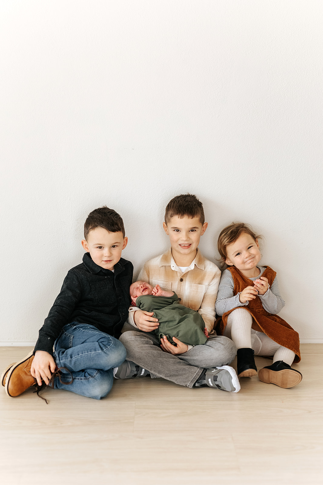 newborn photos with siblings