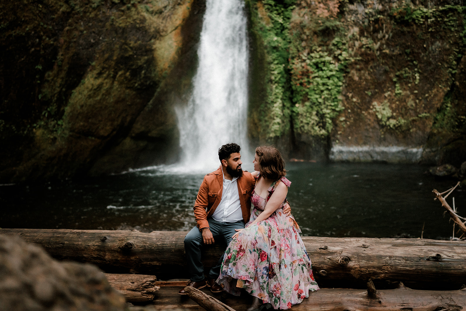 Beautiful and moody engagement photoshoot with couple at Wahclella Falls Engagement session