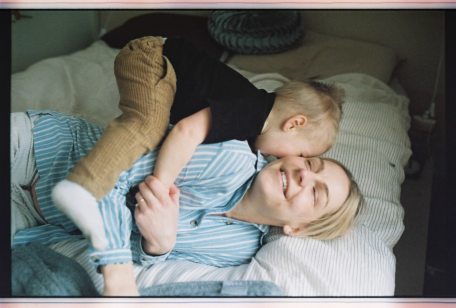 kelowna family film and documentary family photography at home, 35mm film, cuddles, baby bump maternity