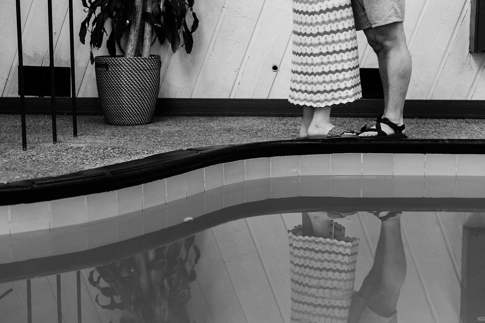 minneapolis couples photos at a pool