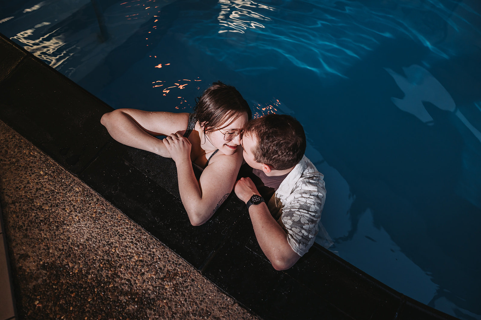 nighttime couples photos at a pool in minneapolis