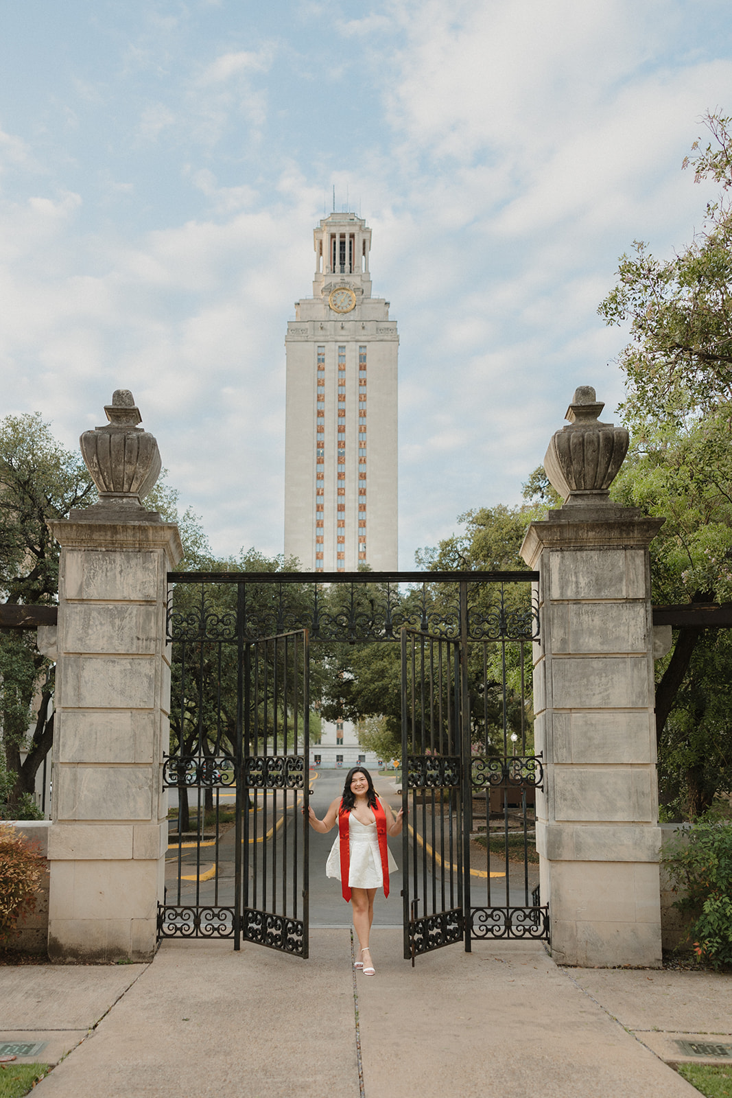 UT Austin senior pictures in front of the tower spring 2025