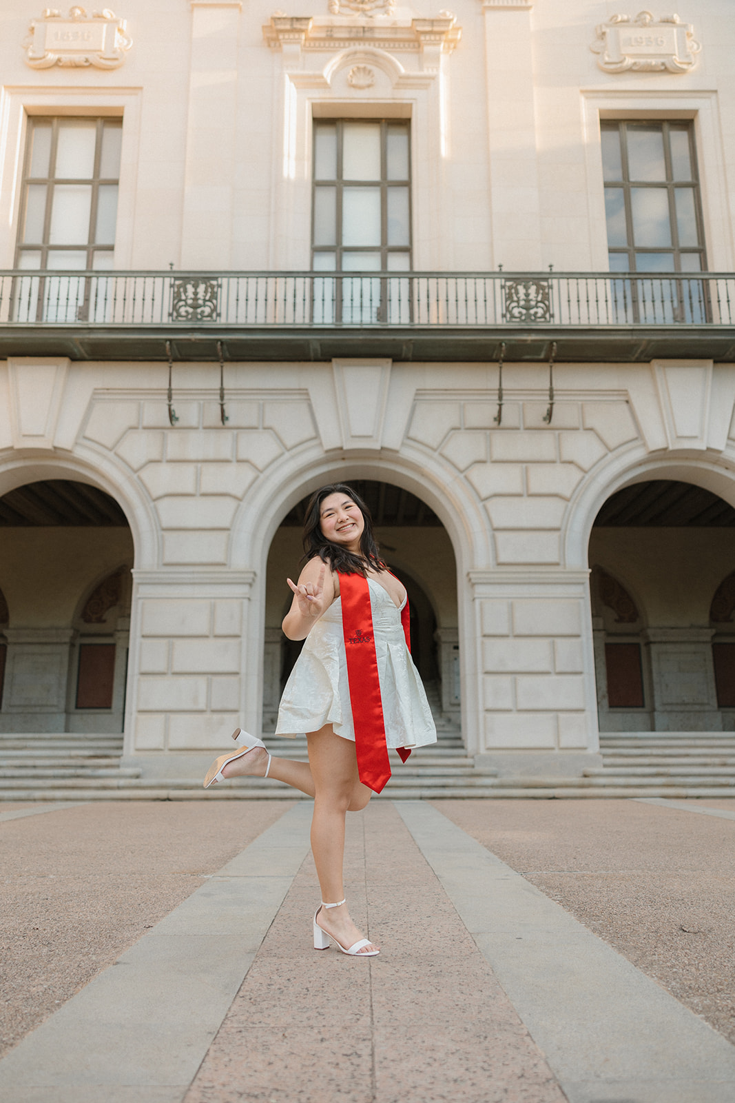 UT Austin senior pictures in front of the tower