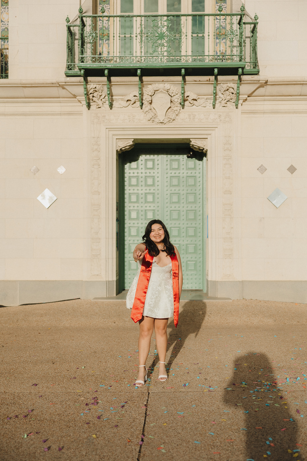 UT Austin senior pictures in front of the blue doors of the architecture library
