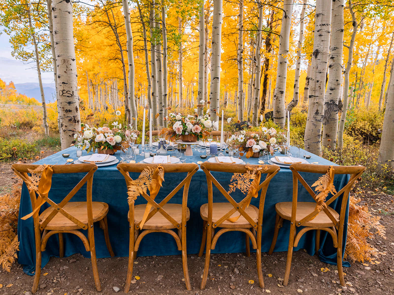 blue and gold wedding table scape