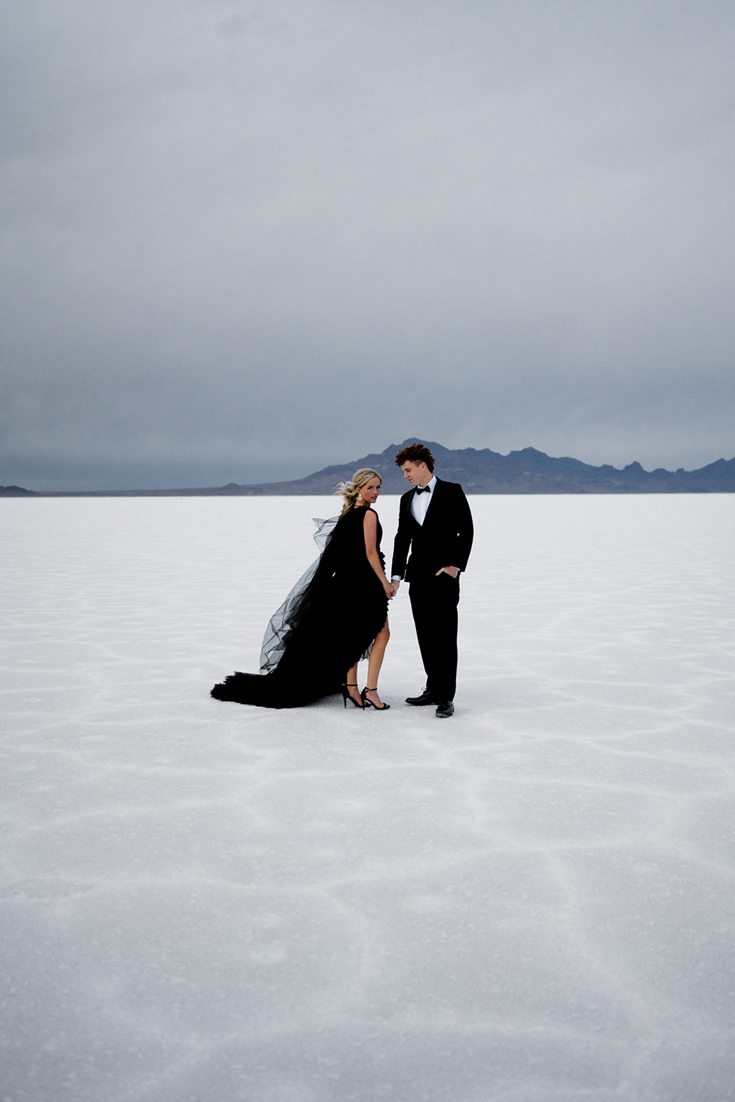 Photographer captures couple’s silhouette against Utah Salt Flats’ blue hour.