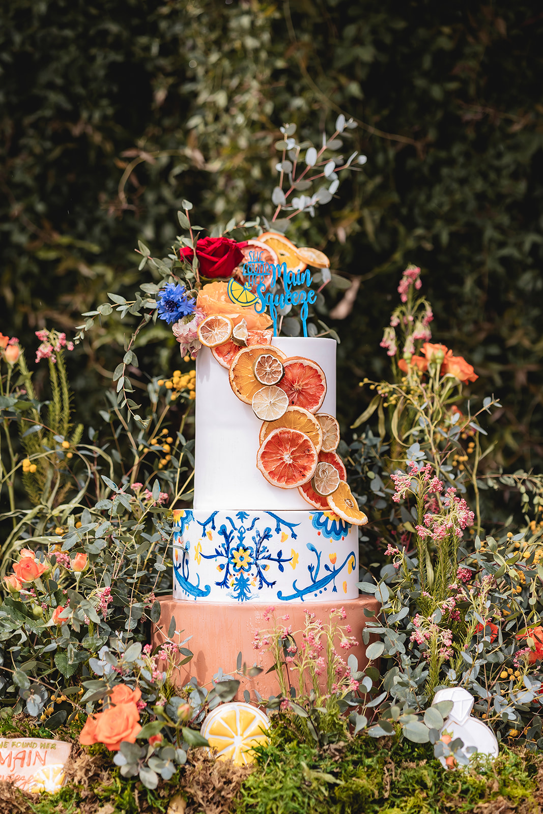 A unique cake with a summer feel and flowers for weddings spring event